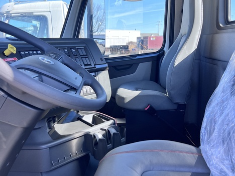 NEW 2025 VOLVO VHD84FT TRI-AXLE DAYCAB TRUCK #$vid