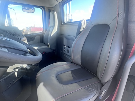 NEW 2025 VOLVO VHD84FT TRI-AXLE DAYCAB TRUCK #$vid
