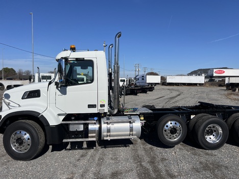 NEW 2025 VOLVO VHD84FT TRI-AXLE DAYCAB TRUCK #$vid