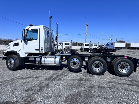 NEW 2025 VOLVO VHD84FT TRI-AXLE DAYCAB TRUCK #$vid