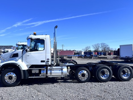 NEW 2025 VOLVO VHD84FT TRI-AXLE DAYCAB TRUCK #$vid