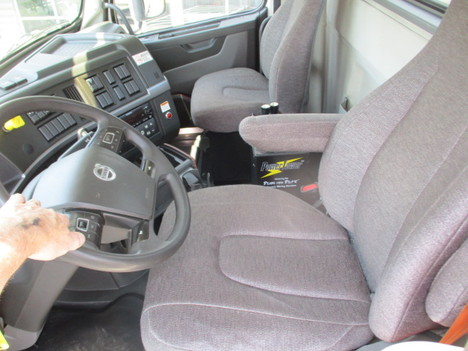 USED 2022 VOLVO VHD84F ROLL-OFF GARBAGE TRUCK #$vid