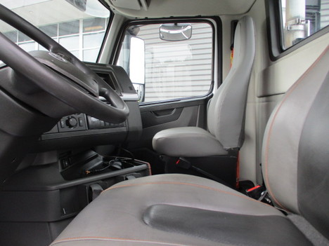 USED 2019 VOLVO VNL64T300 T/A TAG AXLE DAYCAB TRUCK #$vid