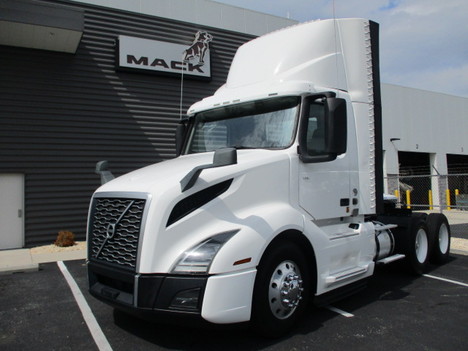 USED 2019 VOLVO VNL64T300 T/A TAG AXLE DAYCAB TRUCK #$vid
