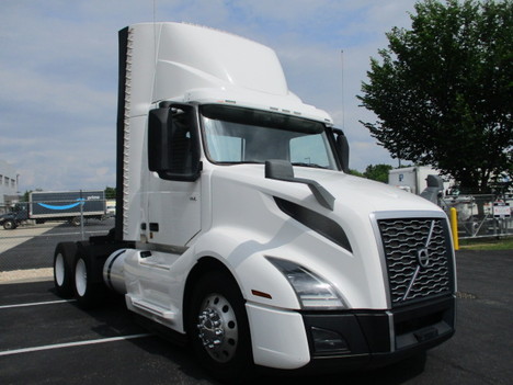 USED 2019 VOLVO VNL64T300 T/A TAG AXLE DAYCAB TRUCK #$vid