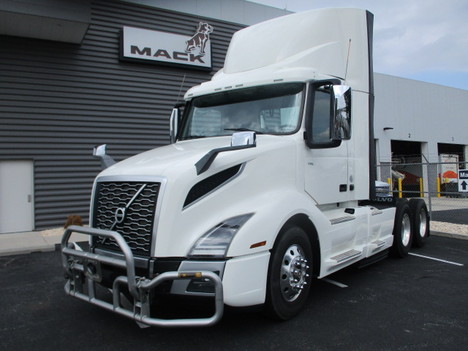USED 2019 VOLVO VNL64T300 TANDEM AXLE DAYCAB TRUCK #$vid