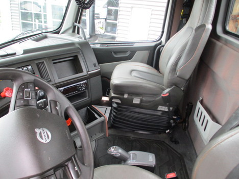 USED 2019 VOLVO VNL64T300 TANDEM AXLE DAYCAB TRUCK #$vid