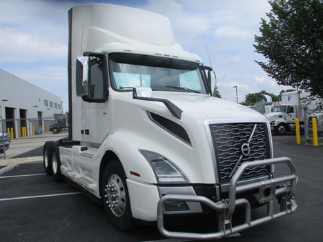 USED 2019 VOLVO VNL64T300 TANDEM AXLE DAYCAB TRUCK #$vid