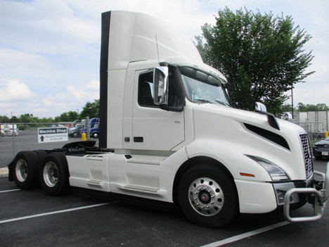 USED 2019 VOLVO VNL64T300 TANDEM AXLE DAYCAB TRUCK #$vid