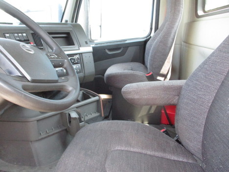 USED 2020 VOLVO VNR64T300 TANDEM AXLE DAYCAB TRUCK #$vid