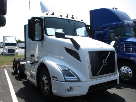 USED 2020 VOLVO VNR64T300 TANDEM AXLE DAYCAB TRUCK #$vid
