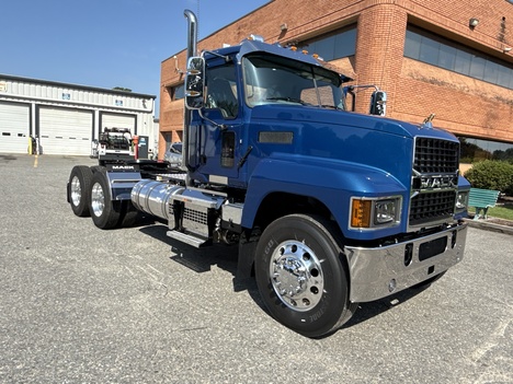 NEW MACK PINNACLE 64T DAYCAB TRUCK #$vid