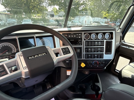 NEW MACK PINNACLE 64T DAYCAB TRUCK #$vid