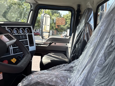 NEW MACK PINNACLE 64T DAYCAB TRUCK #$vid