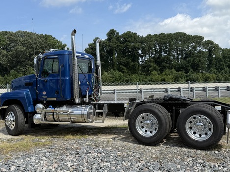 NEW MACK PINNACLE 64T DAYCAB TRUCK #$vid