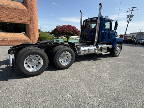 NEW MACK PINNACLE 64T DAYCAB TRUCK #$vid