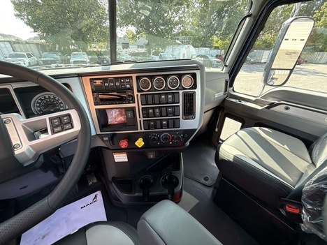 NEW MACK PINNACLE 64T DAYCAB TRUCK #$vid