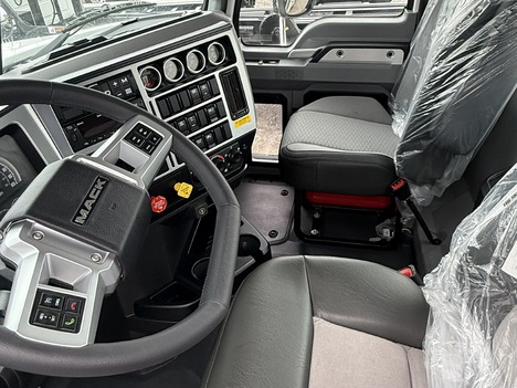 NEW 2026 MACK PINNACLE PI64T TANDEM AXLE DAYCAB TRUCK #$vid