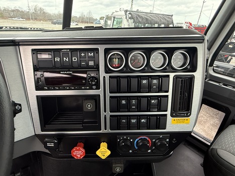 NEW 2026 MACK PINNACLE PI64T TANDEM AXLE DAYCAB TRUCK #$vid