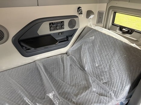 NEW 2027 VOLVO VNL64T860 TANDEM AXLE SLEEPER TRUCK #$vid