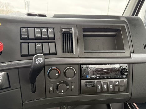 NEW 2026 VOLVO VNR64T300 TANDEM AXLE DAYCAB TRUCK #$vid