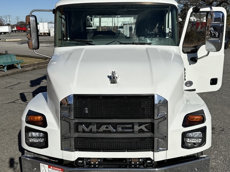 USED 2023 MACK MD6 SERVICE - UTILITY TRUCK #$vid
