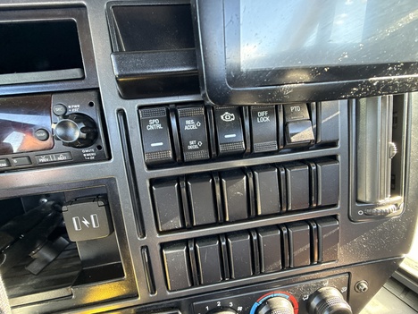 USED 2023 MACK MD6 SERVICE - UTILITY TRUCK #$vid