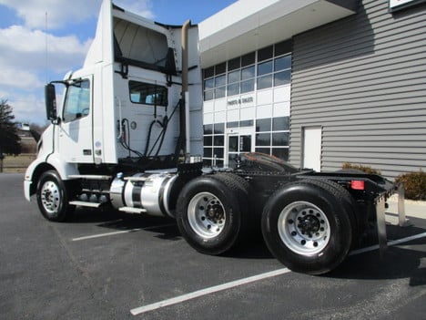 USED 2020 VOLVO VNR64T300 TANDEM AXLE DAYCAB TRUCK #$vid