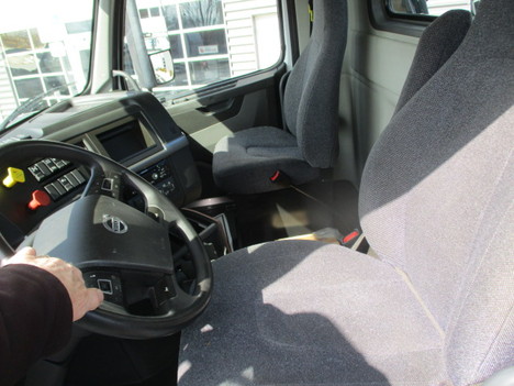 USED 2020 VOLVO VNR64T300 TANDEM AXLE DAYCAB TRUCK #$vid