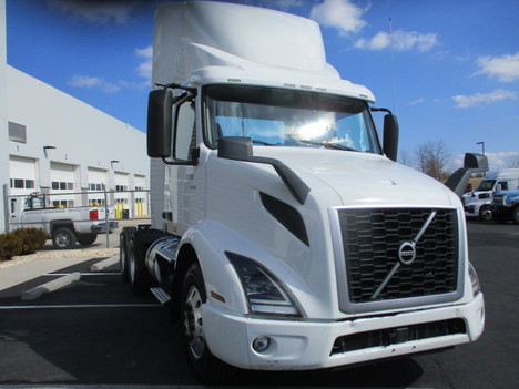 USED 2020 VOLVO VNR64T300 TANDEM AXLE DAYCAB TRUCK #$vid