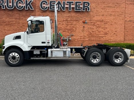 2027 VOLVO VHD64FT300 Daycab #1875