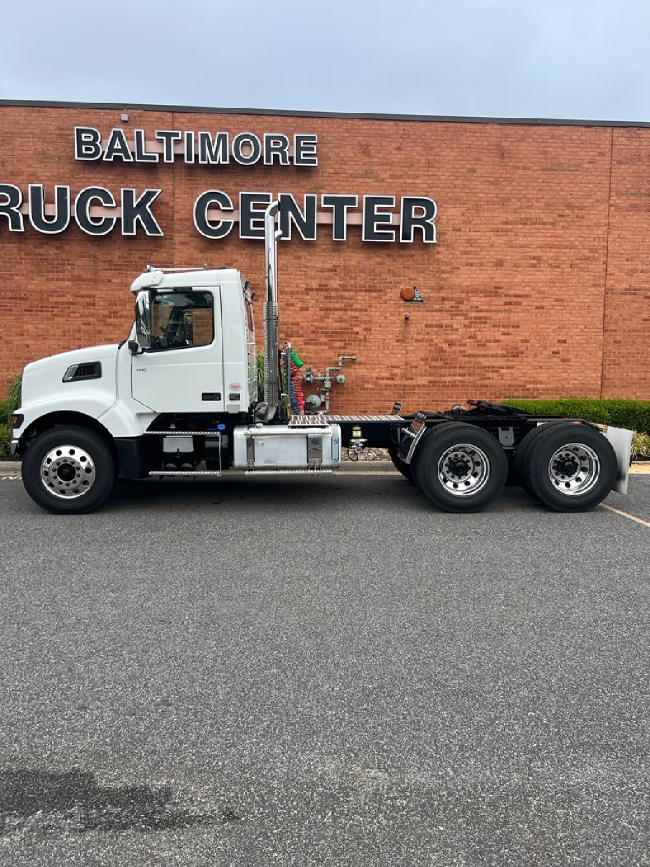 NEW 2027 VOLVO VHD64FT300 DAYCAB TRUCK #1881 NEW 2027 VOLVO VHD64FT300 DAYCAB TRUCK #1881
