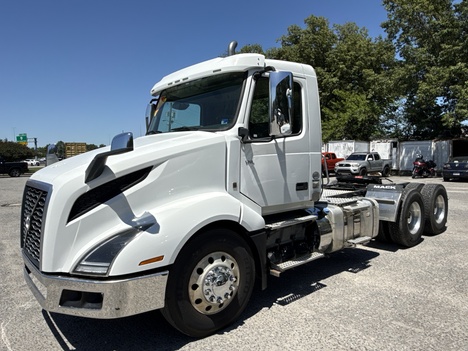 2022 VOLVO VNL64T300 Daycab #1882