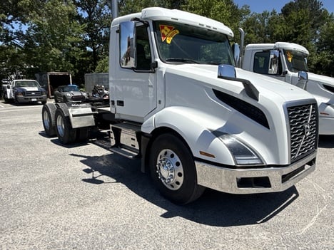 USED 2022 VOLVO VNL64T300 DAYCAB TRUCK #$vid