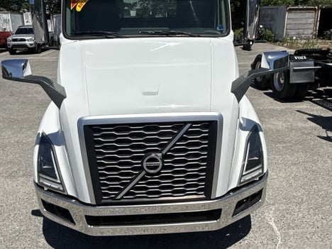 USED 2022 VOLVO VNL64T300 DAYCAB TRUCK #$vid