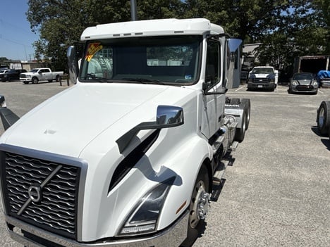 USED 2022 VOLVO VNL64T300 DAYCAB TRUCK #$vid