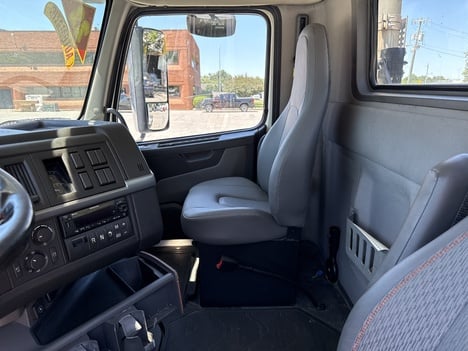 USED 2022 VOLVO VNL64T300 DAYCAB TRUCK #$vid