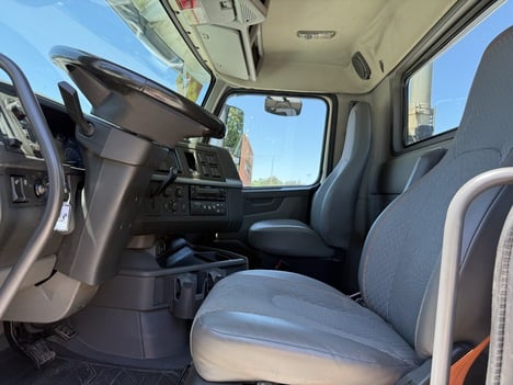 USED 2022 VOLVO VNL64T300 DAYCAB TRUCK #$vid