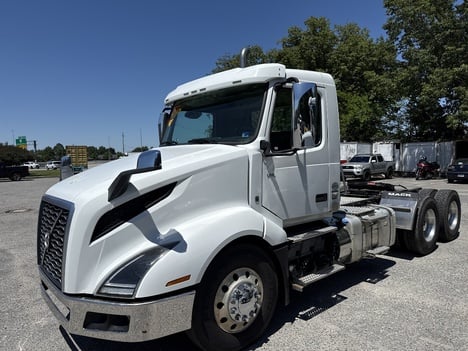 USED 2022 VOLVO VNL64T300 DAYCAB TRUCK #$vid