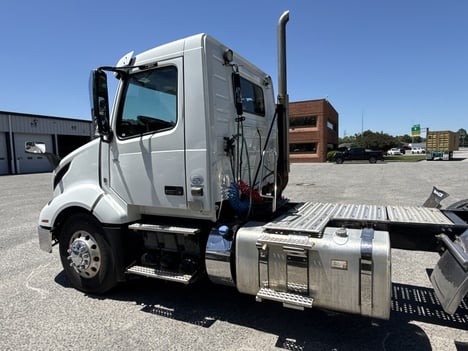 USED 2022 VOLVO VNL64T300 DAYCAB TRUCK #$vid