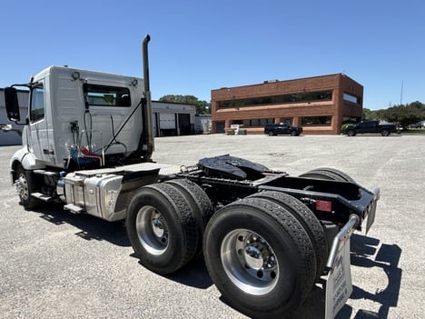 USED 2022 VOLVO VNL64T300 DAYCAB TRUCK #$vid