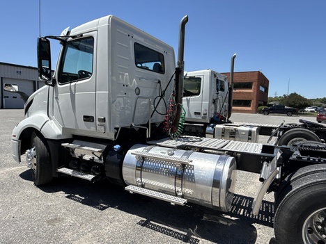 USED 2023 VOLVO VNL64T300 DAYCAB TRUCK #$vid