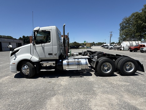 USED 2023 VOLVO VNL64T300 DAYCAB TRUCK #$vid
