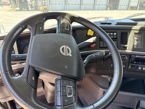 USED 2023 VOLVO VNL64T300 DAYCAB TRUCK #$vid