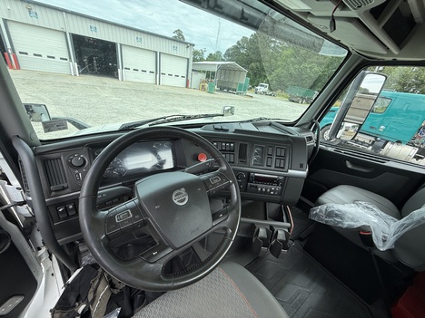 USED 2023 VOLVO VNL64T300 DAYCAB TRUCK #$vid