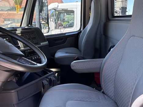 USED 2023 VOLVO VNL64T300 DAYCAB TRUCK #$vid