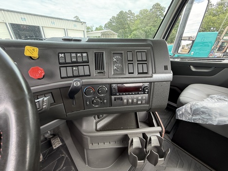 USED 2023 VOLVO VNL64T300 DAYCAB TRUCK #$vid