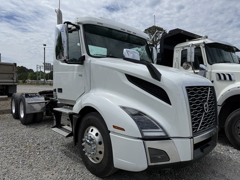 USED 2023 VOLVO VNL64T300 DAYCAB TRUCK #$vid