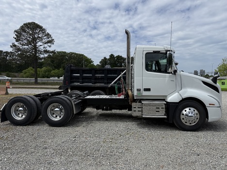 USED 2023 VOLVO VNL64T300 DAYCAB TRUCK #$vid