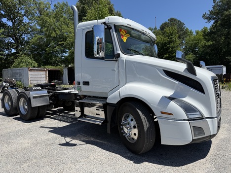 USED 2023 VOLVO VNL64T300 DAYCAB TRUCK #$vid